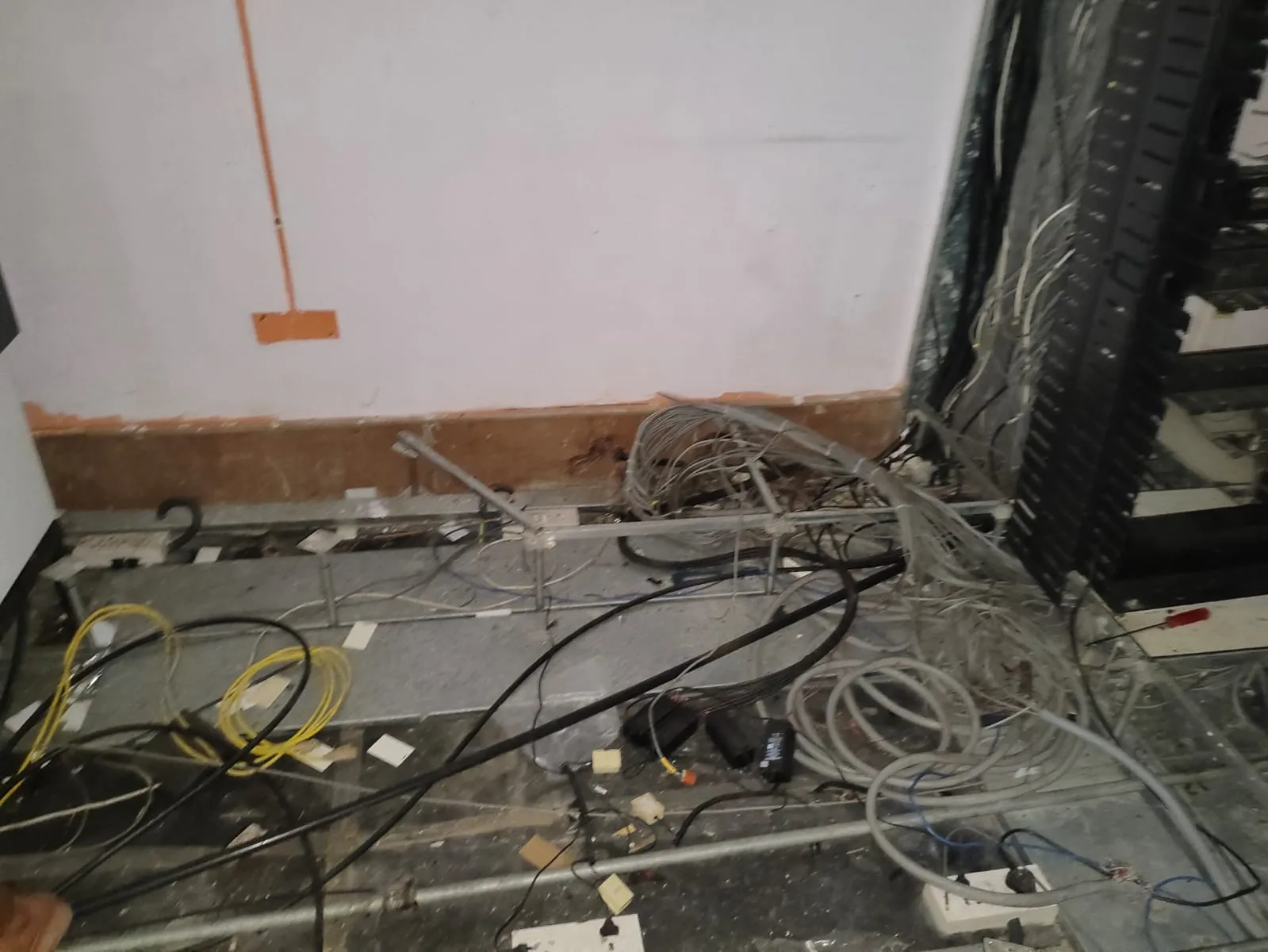 IT data room decommissioning and server facility equipment clearance